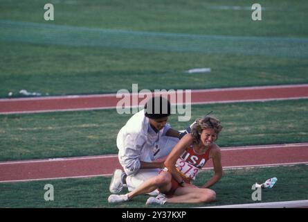 20 août 1984 ; Los Angeles, CA, États-Unis ; lors de la finale olympique de 1984, lors du 3 000 mètres, MARY DECKER s'est mêlée à Zola Budd, une originaire d'Afrique du Sud qui courait pour la Grande-Bretagne. Decker trébucha, tomba sur le champ et se blessa à la hanche. Image : DECKER se trouve sur le terrain à l'agonie. Credit : Arthur Grace/ZUMAPRESS.com/Alamy Live News Banque D'Images