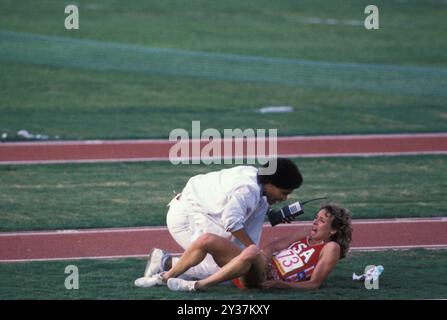 20 août 1984 ; Los Angeles, CA, États-Unis ; lors de la finale olympique de 1984, lors du 3 000 mètres, MARY DECKER s'est mêlée à Zola Budd, une originaire d'Afrique du Sud qui courait pour la Grande-Bretagne. Decker trébucha, tomba sur le champ et se blessa à la hanche. Sur la photo : DECKER se trouve sur le terrain à l'agonie. Credit : Arthur Grace/ZUMAPRESS.com/Alamy Live News Banque D'Images