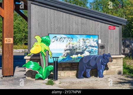 La grotte située dans le parc national Bruce Peninsul est une attraction touristique extrêmement populaire à Tobermory, en Ontario. Avec ses grottes, eau bleue claire Banque D'Images