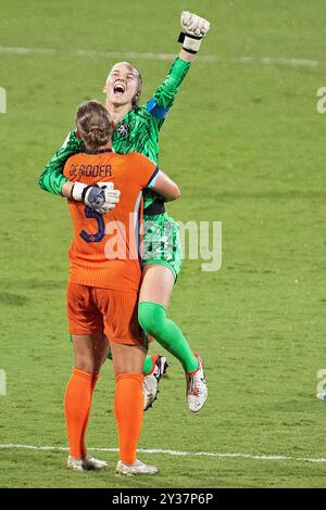 Medellin, Colombie. 13 septembre 2024. Stade Atanasio Girardot Femke Liefting et Djoeke de Ridder des pays-Bas célèbrent la victoire après le match entre la France et les pays-Bas, pour la manche 16 de la Coupe du monde féminine U-20 de la FIFA, Colombie 2024, au stade Atanasio Girardot, ce jeudi 12. 30761 (Jose Pino/SPP) crédit : photo de presse sportive SPP. /Alamy Live News Banque D'Images