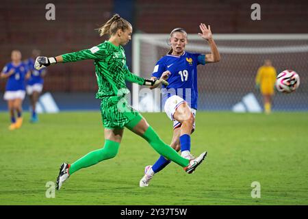 Medelin, Colombie. 12 septembre 2024. Dona Scannapieco de France se bat pour le ballon de possession avec la gardienne de but Femke Liefting des pays-Bas, lors de la manche de la Coupe du monde féminine U-20 32 de la FIFA, Colombie 2024 entre la France et les pays-Bas, au stade Atanasio Girardot, à Medelin, le 12 septembre 2024. Photo : Jose Pino/DiaEsportivo/Alamy Live News crédit : DiaEsportivo/Alamy Live News Banque D'Images