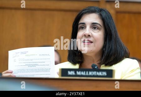 La représentante des États-Unis Nicole Malliotakis (républicaine de New York) interroge l'ancien gouverneur Andrew Cuomo (démocrate de New York) alors qu'il témoigne devant le sous-comité spécial du Comité de la Chambre des États-Unis sur la surveillance et la responsabilité sur la pandémie de coronavirus intitulé «Une audition avec l'ancien gouverneur de New York Andrew Cuomo» dans le Rayburn House Office Building sur Capitol Hill à Washington, DC, États-Unis, le mardi 10 septembre 2024. Photo de Ron Sachs/CNP/ABACAPRESS. COM (RESTRICTION : PAS de courrier quotidien. AUCUN journal de New York ou du New Jersey ni aucun journal dans un rayon de 75 milles autour de New York.) Banque D'Images