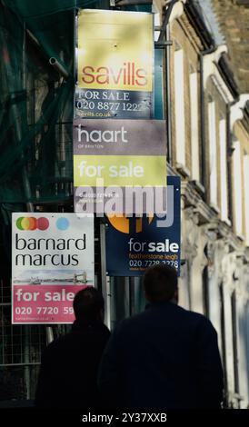 Photo du dossier datée du 16/12/14 des conseils d'administration de l'agent immobilier sont vus à Brixton, Londres. Vendredi 13 tend à être le jour le plus calme pour la vente de maisons achevées par rapport à n'importe quel autre vendredi, selon l'analyse. Rightmove a examiné les données de ventes remontant à janvier 1995, en examinant le nombre de propriétés qui ont un enregistrement foncier un jour donné. Le site Web a dit que les vendredis sont normalement le jour le plus occupé de la semaine pour les déménagements. Date d'émission : vendredi 13 septembre 2024. Banque D'Images