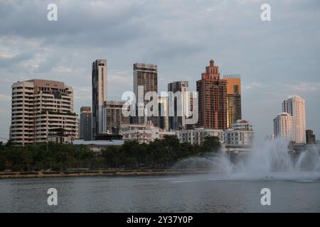 Vue sur les gratte-ciel de Bangkok au coucher du soleil depuis un parc au cœur de la capitale thaïlandaise Banque D'Images