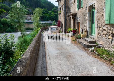 Pontaix, France, 15 août 2024 route de campagne dans un petit village du Vercors en France Banque D'Images