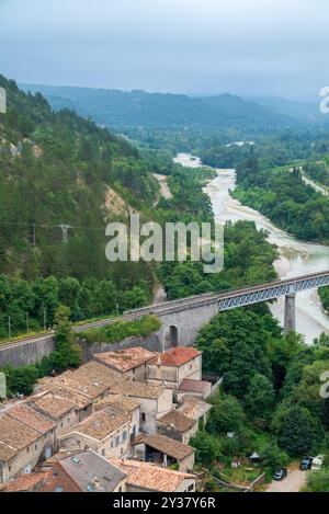 Pontaix, Drôme, France 15 août 2024 vue sur la rivière Drôme et une ancienne maison de village dans la région du Vercors Banque D'Images