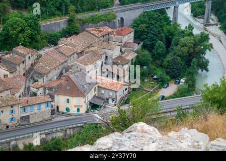 Pontaix, Drôme, France 15 août 2024 vue sur la rivière Drôme et une ancienne maison de village dans la région du Vercors Banque D'Images