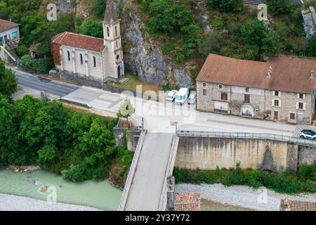 Pontaix, Drôme, France 15 août 2024 vue sur la rivière Drôme et une ancienne maison de village dans la région du Vercors Banque D'Images