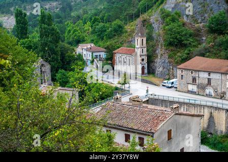 Pontaix, France 15 août 2024 vieille église étroite construite entre une montagne et une rivière Banque D'Images