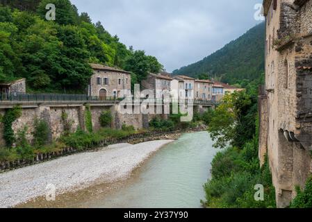 Pontaix, France, 15 août 2024 vieilles maisons dans une petite ville sur la rive de la Drôme en France Banque D'Images