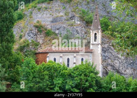 Pontaix, France 15 août 2024 vieille église étroite construite entre une montagne et une rivière Banque D'Images