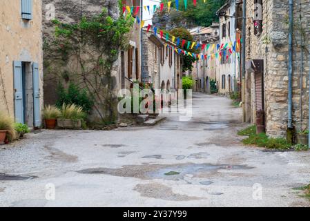 Pontaix, France, 15 août 2024 vieilles maisons dans une petite ville sur la rive de la Drôme en France Banque D'Images