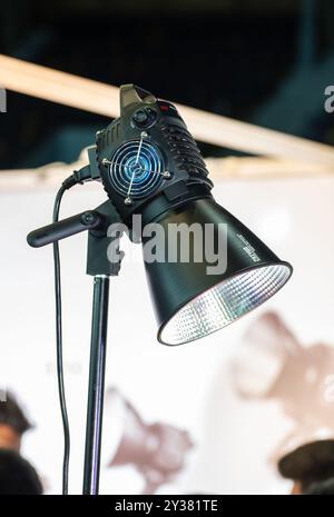 Gros plan de la lumière stroboscopique de studio dans un studio de photographie Banque D'Images