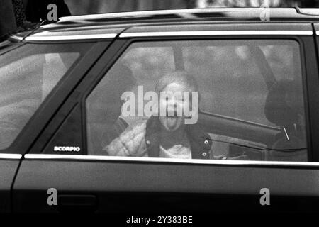 Photo du duc de Sussex à l'âge de trois ans. Dossier photo datée du 09/12/87 du prince Harry arrivant à son école maternelle dans l'ouest de Londres et donnant un accueil royal aux photographes. Le duc de Sussex célébrera son 40e anniversaire dimanche. Date d'émission : vendredi 13 septembre 2024. Banque D'Images