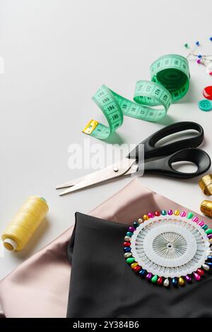 Artisanat essentiels pour les projets de couture affichés sur une table avec du tissu, des fils et des outils Banque D'Images