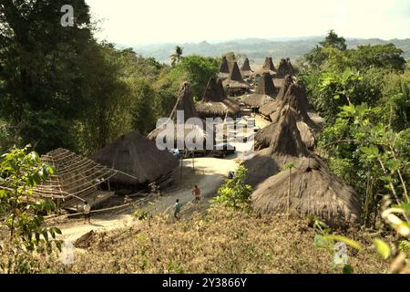 Maisons traditionnelles sumbanaises dans le village traditionnel de Praijing à Tebara, Waikabubak, Sumba occidental, Nusa Tenggara, Indonésie. Banque D'Images