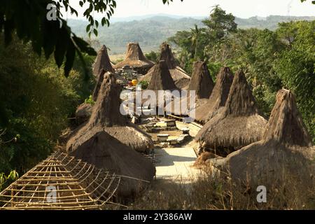 Maisons traditionnelles sumbanaises dans le village traditionnel de Praijing à Tebara, Waikabubak, Sumba occidental, Nusa Tenggara, Indonésie. Banque D'Images