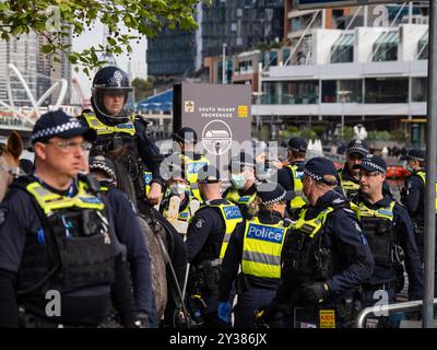 Melbourne, Australie. 11 septembre 2024. La police du Victoria se tient devant le Melbourne Convention and Exhibition Centre. Un blocus et une manifestation planifiés contre Land Forces 2024, la plus grande exposition de l'industrie de la défense dans l'hémisphère sud, ont éclaté en affrontements avec la police tout au long de la journée. Les manifestants tentant d'empêcher l'entrée de la convention ont jeté des objets et des liquides sur les officiers, construit de petits barrages et déclenché des incendies de poubelles, tandis que la police a utilisé la force, le gaz poivré, les grenades lacrymogènes, les grenades paralysantes et les balles en caoutchouc sur les manifestants crédit : SOPA images Limited/Alamy Live News Banque D'Images