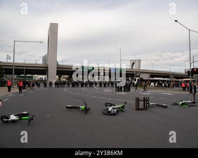 Melbourne, Australie. 11 septembre 2024. Une barricade faite par des manifestants est aperçue sur la route Un blocus planifié et une manifestation de la Force terrestre 2024, la plus grande exposition de l'industrie de la défense dans l'hémisphère sud, a éclaté dans des affrontements avec la police tout au long de la journée. Les manifestants tentant d'empêcher l'entrée de la convention ont jeté des objets et des liquides sur les officiers, construit de petits barrages et déclenché des incendies de poubelles, tandis que la police a utilisé la force, le gaz poivré, les grenades lacrymogènes, les grenades paralysantes et les balles en caoutchouc sur les manifestants crédit : SOPA images Limited/Alamy Live News Banque D'Images