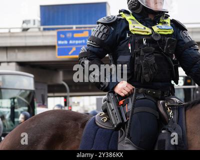 Melbourne, Australie. 11 septembre 2024. Un officier monté sur les lieux d'Un blocus planifié et d'une manifestation contre les Forces terrestres 2024, la plus grande exposition de l'industrie de la défense dans l'hémisphère sud, a éclaté dans des affrontements avec la police tout au long de la journée. Les manifestants tentant d'empêcher l'entrée de la convention ont jeté des objets et des liquides sur les officiers, construit de petits barrages et déclenché des incendies de poubelles, tandis que la police a utilisé la force, le gaz poivré, les grenades lacrymogènes, les grenades paralysantes et les balles en caoutchouc sur les manifestants crédit : SOPA images Limited/Alamy Live News Banque D'Images