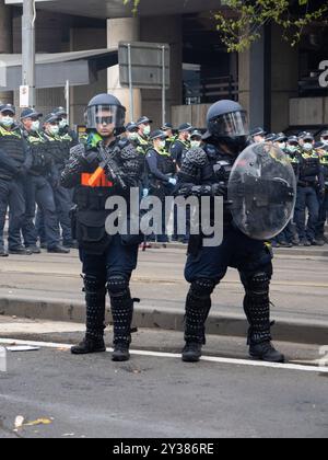 Des agents de l'équipe d'intervention pour l'ordre public de la police de Victoria sont vus avec une arme à feu à projectile moins létale et une émeute se Sont produits Un blocus planifié et une manifestation de la Force terrestre 2024, la plus grande exposition de l'industrie de la défense dans l'hémisphère sud, qui a éclaté dans des affrontements avec la police tout au long de la journée. Les manifestants qui tentaient d'empêcher l'entrée de la convention ont jeté des objets et des liquides sur les officiers, construit de petits barrages et déclenché des incendies d'ordures, tandis que la police a utilisé la force, le gaz poivre, les gaz lacrymogènes, les grenades paralysantes et les balles en caoutchouc sur les manifestants Banque D'Images