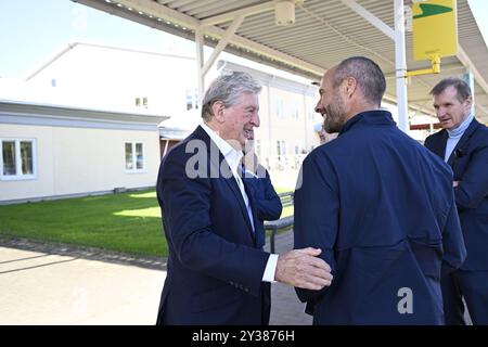 Roy Hodgson est accueilli par Johan Eriksson, le fils de Sven-Göran Eriksson à son arrivée à l'aéroport de Karlstad en Suède le 12 septembre 2024, avant les funérailles de Sven-Göran Eriksson à Torsby. Photo : Olle Sporrong / Expressen / TT / kod 7112 Banque D'Images