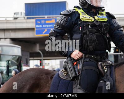 Melbourne, Australie. 11 septembre 2024. Un officier monté sur les lieux d'Un blocus planifié et d'une manifestation contre les Forces terrestres 2024, la plus grande exposition de l'industrie de la défense dans l'hémisphère sud, a éclaté dans des affrontements avec la police tout au long de la journée. Les manifestants qui tentaient d'empêcher l'entrée de la convention ont jeté des objets et des liquides sur les agents, construit de petits barrages et déclenché des incendies de poubelles, tandis que la police a utilisé la force, le poivre, des gaz lacrymogènes, des grenades paralysantes et des balles en caoutchouc sur les manifestants (photo Alex Zucco/SOPA images/Sipa USA) crédit : Sipa USA/Alamy Live News Banque D'Images