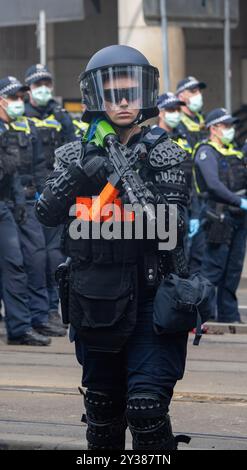 Un officier de l'équipe d'intervention pour l'ordre public de la police de Victoria est vu avec une arme à feu à projectile moins létale Un blocus planifié et une manifestation de la Force terrestre 2024, la plus grande exposition de l'industrie de la défense dans l'hémisphère sud, a éclaté en affrontements avec la police tout au long de la journée. Les manifestants tentant d'empêcher l'entrée de la convention ont jeté des objets et des liquides sur les policiers, construit de petits barrages et déclenché des incendies de poubelles, tandis que la police a utilisé la force, le gaz poivre, les gaz lacrymogènes, les grenades paralysantes et les balles en caoutchouc sur les manifestants (photo Alex Zucco/SOPA images/Sipa USA) Banque D'Images