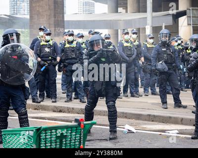 Un officier de l'équipe d'intervention pour l'ordre public de la police de Victoria est vu avec une arme à feu à projectile moins létale Un blocus planifié et une manifestation de la Force terrestre 2024, la plus grande exposition de l'industrie de la défense dans l'hémisphère sud, a éclaté en affrontements avec la police tout au long de la journée. Les manifestants tentant d'empêcher l'entrée de la convention ont jeté des objets et des liquides sur les policiers, construit de petits barrages et déclenché des incendies de poubelles, tandis que la police a utilisé la force, le gaz poivre, les gaz lacrymogènes, les grenades paralysantes et les balles en caoutchouc sur les manifestants (photo Alex Zucco/SOPA images/Sipa USA) Banque D'Images