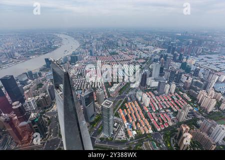 Shanghai, Chine. 13 septembre 2024. Une photo aérienne montre des gratte-ciel le long de la rivière Huangpu à Lujiazui, Shanghai, Chine, le 19 mai 2017. (Photo de Costfoto/NurPhoto) crédit : NurPhoto SRL/Alamy Live News Banque D'Images