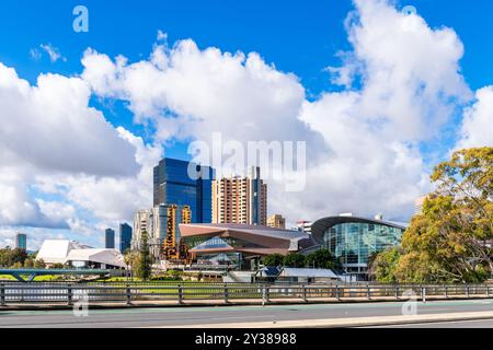 Vue sur la rivière Torrens depuis Montefiore Bridge, vue sur la rivière Adelaide Riverbank en une journée Banque D'Images