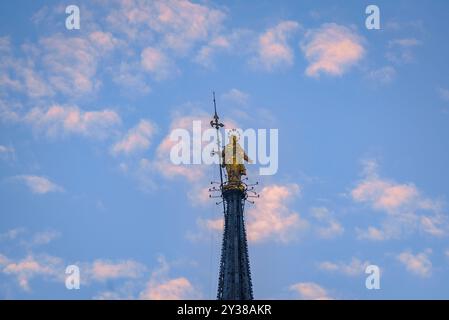 Pinnacles des flèches de la cathédrale Duomo de Milan, au lever du soleil (Lombardie, Italie) IL : I pinnacoli delle guglie del Duomo di Milano all'alba (Italie) Banque D'Images