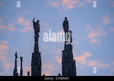 Pinnacles des flèches de la cathédrale Duomo de Milan, au lever du soleil (Lombardie, Italie) IL : I pinnacoli delle guglie del Duomo di Milano all'alba (Italie) Banque D'Images