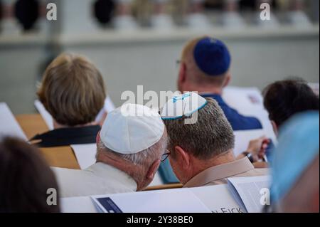 DAS Potsdamer Rabbinerinar Abraham-Geiger-Kolleg Hat seit der Gruendung vor 25 Jahren mehr als 50 juedische Geistliche ausgebildet. Acht der Absolventinnen und Absolventen wurden am Donnerstag, 05.09.2024, BEI einer Feier in der Berliner Synagoge Rykestrasse als Rabbinerinnen, Kantorinnen und Kantoren ordiniert im Foto : Maenner mit kippa in der Synagoge. SIE uebernehmen Aemter in verschiedenen Gemeinden in Deutschland sowie in Basel in der Schweiz, in Marseille und Montpellier in Frankreich und in Russland. Siehe epd-meldung vom 05.09.2024 *** local légende *** USAGE ÉDITORIAL SEULEMENT *** The po Banque D'Images