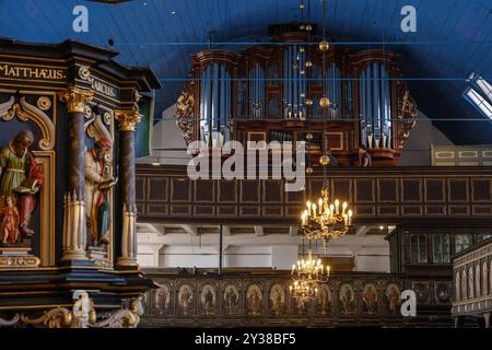 Nach fast zweijaehriger Restaurierungszeit ist die Gloger-Orgel in die evangelische Severi-Kirche in Otterndorf zurueckgekehrt Foto vom 30.08.2024. Die historische Orgel, ein barockes Schmuckstueck, wurde 1742 von Dietrich Christoph Gloger 1705-1773 errichtet. Der Baumeister hatte damals auch gut erhaltenes Pfeifenmaterial aus der Renaissance verwendet - ein seltener Schatz von Hohem Wert, der dem instrument 2020 auch den Titel Orgel des Jahres der bundesweiten Stiftung Orgelklang einbrachte. Es ist die groesste Barockorgel zwischen Elbe und Weser. Siehe epd-Bericht vom 13.09.2024 EDITORIA Banque D'Images