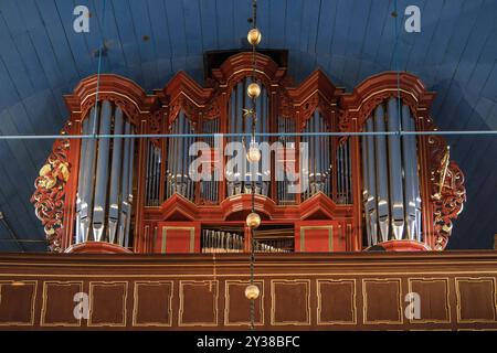 Nach fast zweijaehriger Restaurierungszeit ist die Gloger-Orgel in die evangelische Severi-Kirche in Otterndorf zurueckgekehrt Foto vom 30.08.2024. Die historische Orgel, ein barockes Schmuckstueck, wurde 1742 von Dietrich Christoph Gloger 1705-1773 errichtet. Der Baumeister hatte damals auch gut erhaltenes Pfeifenmaterial aus der Renaissance verwendet - ein seltener Schatz von Hohem Wert, der dem instrument 2020 auch den Titel Orgel des Jahres der bundesweiten Stiftung Orgelklang einbrachte. Es ist die groesste Barockorgel zwischen Elbe und Weser. Siehe epd-Bericht vom 13.09.2024 EDITORIA Banque D'Images