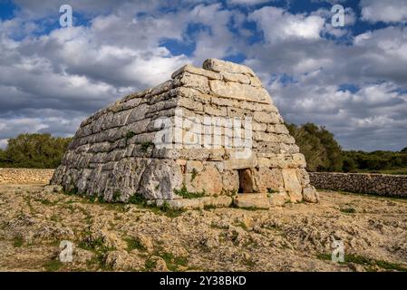 Naveta des Tudons, une construction préhistorique de Minorque talayotique, un après-midi de printemps (Minorque, Îles Baléares, Espagne) Banque D'Images