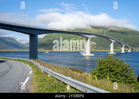 Paysage du pont de Gimsøystraumen dans les îles Lofoten, Norvège Banque D'Images