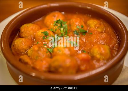 Pilotes amb tomatigat (boulettes de viande avec sauce tomate), un plat typique de Minorque et des îles Baléares au restaurant Aurora, à Ciutadella Banque D'Images