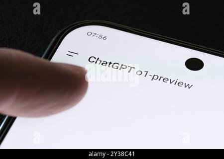 Gros plan d'un écran de smartphone montrant le ChatGPT o1-preview avec un doigt touchant l'écran. Stafford, Royaume-Uni, 13 septembre 2024 Banque D'Images