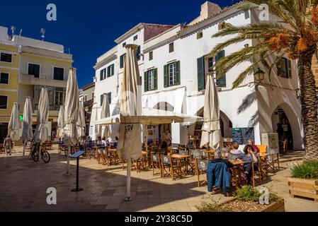 Plaça Nova (Nouvelle place) dans le centre historique de la ville de Ciutadella (Minorque, Îles Baléares, Espagne) ESP : Plaça Nova (plaza nueva) Ciutadella Banque D'Images