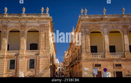 Place Plaça des Born dans le centre historique de la ville de Ciutadella (Minorque, Îles Baléares, Espagne) ESP : Plaza des Born en Ciutadella, Minorque Banque D'Images