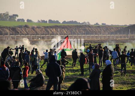 Ville de Gaza, bande de Gaza, 11 janvier 2019. Affrontement des Palestiniens manifestant pour le rassemblement hebdomadaire de la Grande Marche du retour avec les forces israéliennes à l'est de la ville de Gaza, dans la bande de Gaza. Une palestinienne, Amal Tramsi, 43 ans, a été tuée et 25 autres, dont un journaliste, ont été blessées par des tirs israéliens réels et des gaz lacrymogènes lors de la manifestation de vendredi, alors que de grandes foules palestiniennes se rassemblaient le long des frontières orientales de la bande de Gaza pour participer à la marche hebdomadaire. Plusieurs médecins palestiniens étaient occupés à évacuer et soigner les manifestants blessés pendant la manifestation. Des milliers de pâle Banque D'Images