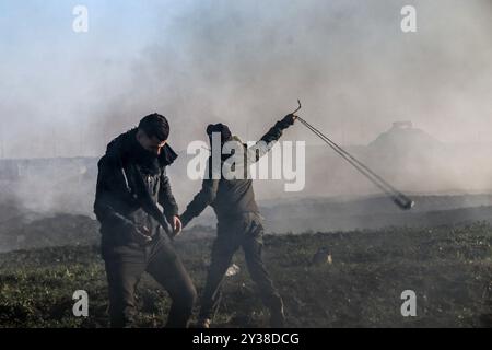 Ville de Gaza, bande de Gaza, 11 janvier 2019. Affrontement des Palestiniens manifestant pour le rassemblement hebdomadaire de la Grande Marche du retour avec les forces israéliennes à l'est de la ville de Gaza, dans la bande de Gaza. Une palestinienne, Amal Tramsi, 43 ans, a été tuée et 25 autres, dont un journaliste, ont été blessées par des tirs israéliens réels et des gaz lacrymogènes lors de la manifestation de vendredi, alors que de grandes foules palestiniennes se rassemblaient le long des frontières orientales de la bande de Gaza pour participer à la marche hebdomadaire. Plusieurs médecins palestiniens étaient occupés à évacuer et soigner les manifestants blessés pendant la manifestation. Des milliers de pâle Banque D'Images