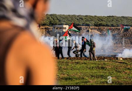 Ville de Gaza, bande de Gaza, 11 janvier 2019. Affrontement des Palestiniens manifestant pour le rassemblement hebdomadaire de la Grande Marche du retour avec les forces israéliennes à l'est de la ville de Gaza, dans la bande de Gaza. Une palestinienne, Amal Tramsi, 43 ans, a été tuée et 25 autres, dont un journaliste, ont été blessées par des tirs israéliens réels et des gaz lacrymogènes lors de la manifestation de vendredi, alors que de grandes foules palestiniennes se rassemblaient le long des frontières orientales de la bande de Gaza pour participer à la marche hebdomadaire. Plusieurs médecins palestiniens étaient occupés à évacuer et soigner les manifestants blessés pendant la manifestation. Des milliers de pâle Banque D'Images