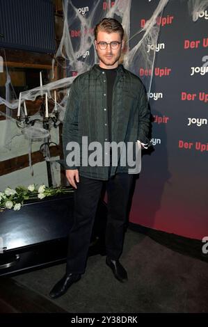 Linus Weber BEI der Premiere der Joyn Vampir-Comedy-Serie Der upir im Crack Bellmer. Berlin, 12.09.2024 *** Linus Weber à la première de la série comique Der upir de Joyn Vampire au Crack Bellmer Berlin, 12 09 2024 Foto:XF.xKernx/xFuturexImagex upir 4939 Banque D'Images