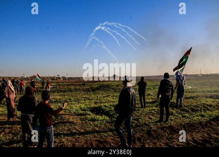 Ville de Gaza, bande de Gaza, 11 janvier 2019. Affrontement des Palestiniens manifestant pour le rassemblement hebdomadaire de la Grande Marche du retour avec les forces israéliennes à l'est de la ville de Gaza, dans la bande de Gaza. Une palestinienne, Amal Tramsi, 43 ans, a été tuée et 25 autres, dont un journaliste, ont été blessées par des tirs israéliens réels et des gaz lacrymogènes lors de la manifestation de vendredi, alors que de grandes foules palestiniennes se rassemblaient le long des frontières orientales de la bande de Gaza pour participer à la marche hebdomadaire. Plusieurs médecins palestiniens étaient occupés à évacuer et soigner les manifestants blessés pendant la manifestation. Des milliers de pâle Banque D'Images