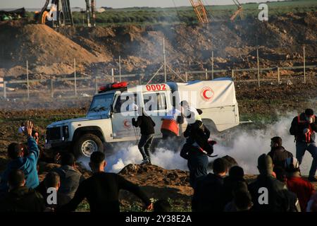 Ville de Gaza, bande de Gaza, 11 janvier 2019. Affrontement des Palestiniens manifestant pour le rassemblement hebdomadaire de la Grande Marche du retour avec les forces israéliennes à l'est de la ville de Gaza, dans la bande de Gaza. Une palestinienne, Amal Tramsi, 43 ans, a été tuée et 25 autres, dont un journaliste, ont été blessées par des tirs israéliens réels et des gaz lacrymogènes lors de la manifestation de vendredi, alors que de grandes foules palestiniennes se rassemblaient le long des frontières orientales de la bande de Gaza pour participer à la marche hebdomadaire. Plusieurs médecins palestiniens étaient occupés à évacuer et soigner les manifestants blessés pendant la manifestation. Des milliers de pâle Banque D'Images