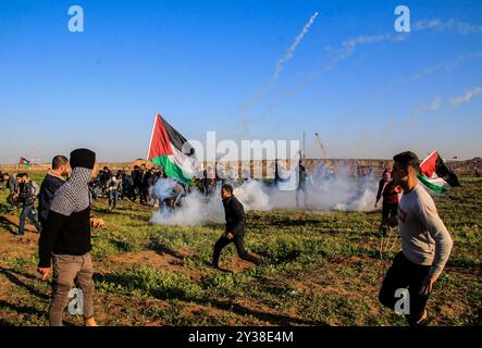 Ville de Gaza, bande de Gaza, 11 janvier 2019. Affrontement des Palestiniens manifestant pour le rassemblement hebdomadaire de la Grande Marche du retour avec les forces israéliennes à l'est de la ville de Gaza, dans la bande de Gaza. Une palestinienne, Amal Tramsi, 43 ans, a été tuée et 25 autres, dont un journaliste, ont été blessées par des tirs israéliens réels et des gaz lacrymogènes lors de la manifestation de vendredi, alors que de grandes foules palestiniennes se rassemblaient le long des frontières orientales de la bande de Gaza pour participer à la marche hebdomadaire. Plusieurs médecins palestiniens étaient occupés à évacuer et soigner les manifestants blessés pendant la manifestation. Des milliers de pâle Banque D'Images