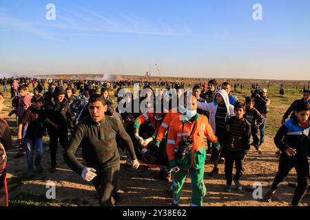 Ville de Gaza, bande de Gaza, 11 janvier 2019. Affrontement des Palestiniens manifestant pour le rassemblement hebdomadaire de la Grande Marche du retour avec les forces israéliennes à l'est de la ville de Gaza, dans la bande de Gaza. Une palestinienne, Amal Tramsi, 43 ans, a été tuée et 25 autres, dont un journaliste, ont été blessées par des tirs israéliens réels et des gaz lacrymogènes lors de la manifestation de vendredi, alors que de grandes foules palestiniennes se rassemblaient le long des frontières orientales de la bande de Gaza pour participer à la marche hebdomadaire. Plusieurs médecins palestiniens étaient occupés à évacuer et soigner les manifestants blessés pendant la manifestation. Des milliers de pâle Banque D'Images